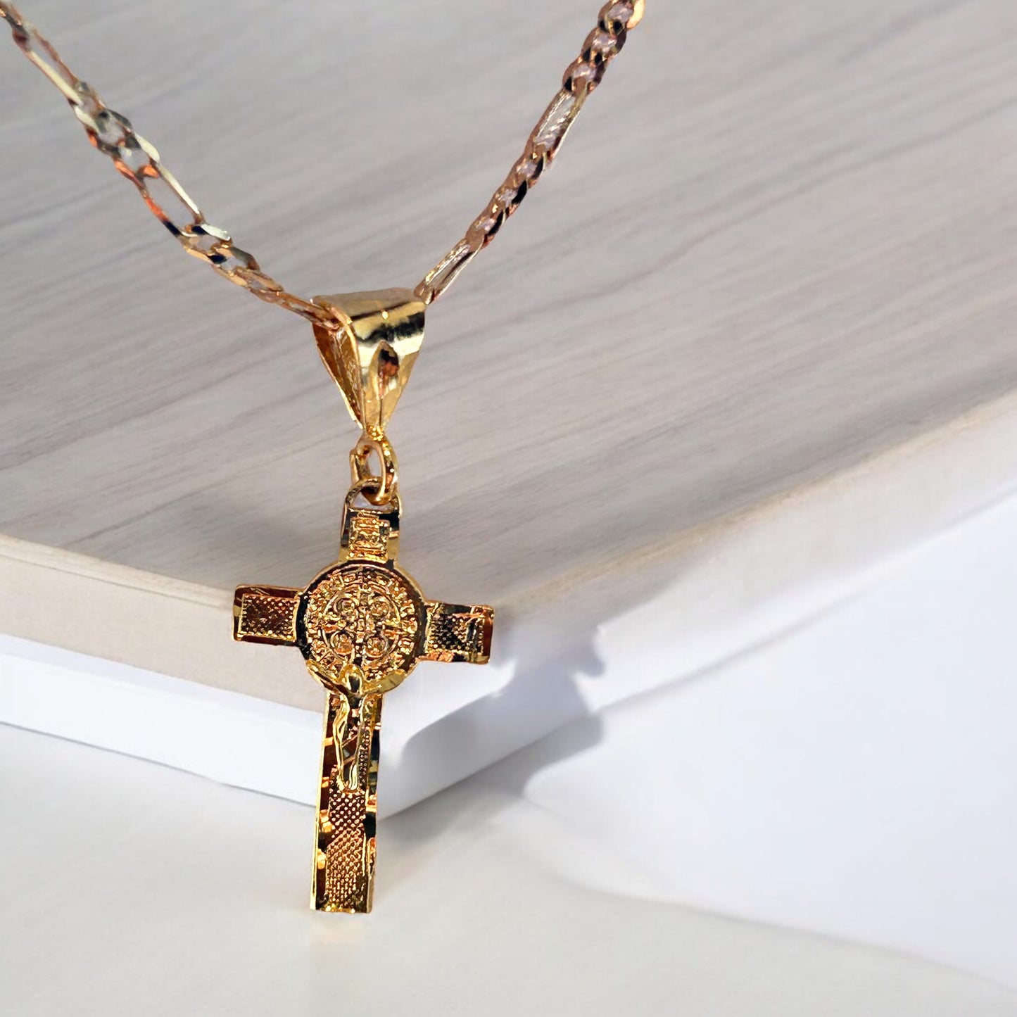 DIJE DE CRUZ SAN BENITO Y CRISTO CON CADENA DE ORO LAMINADO DE 18K