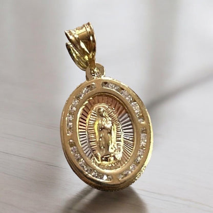 DIJE MEDALLA DE VIRGEN OVALADO CON ZIRCONIAS Y CADENA