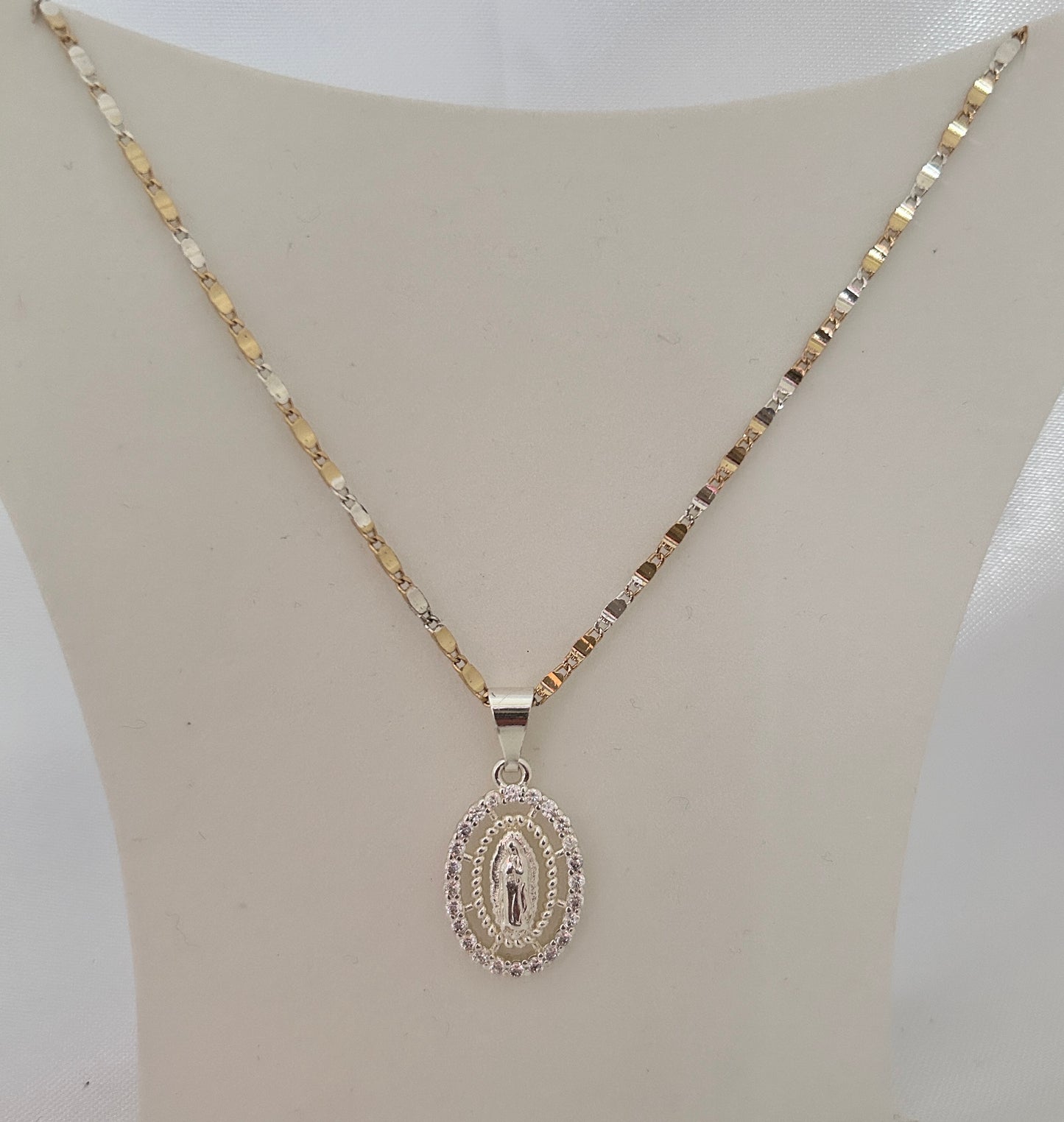 ELEGANTE DIJE DE LA VIRGEN MARIA Y CADENA DE ORO LAMINADO DE 18K