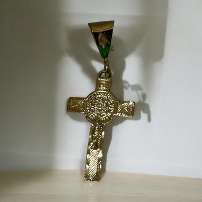 DIJE DE CRUZ SAN BENITO Y CRISTO CON CADENA DE ORO LAMINADO DE 18K