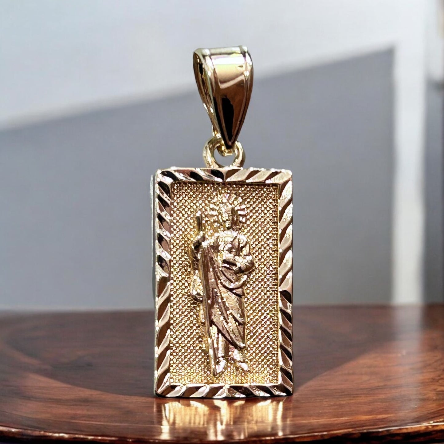 DIJE DE SAN JUDAS TADEO Y CADENA DE ORO LAMINADO DE 18K